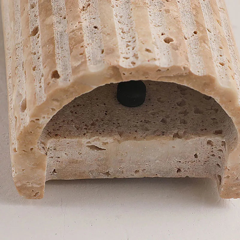 Travertijn Wandlamp — Gevormd Natuursteen met Warme Gloed