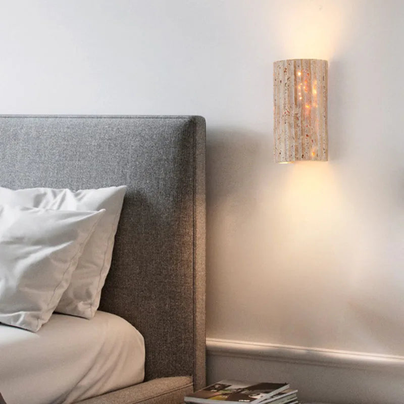 Travertijn Wandlamp — Gevormd Natuursteen met Warme Gloed