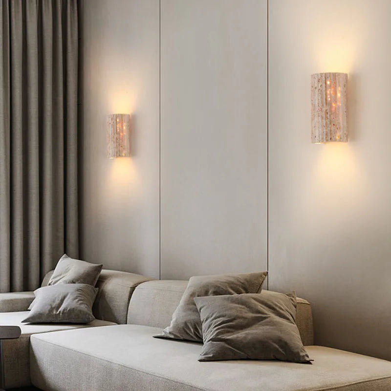 Travertijn Wandlamp — Gevormd Natuursteen met Warme Gloed