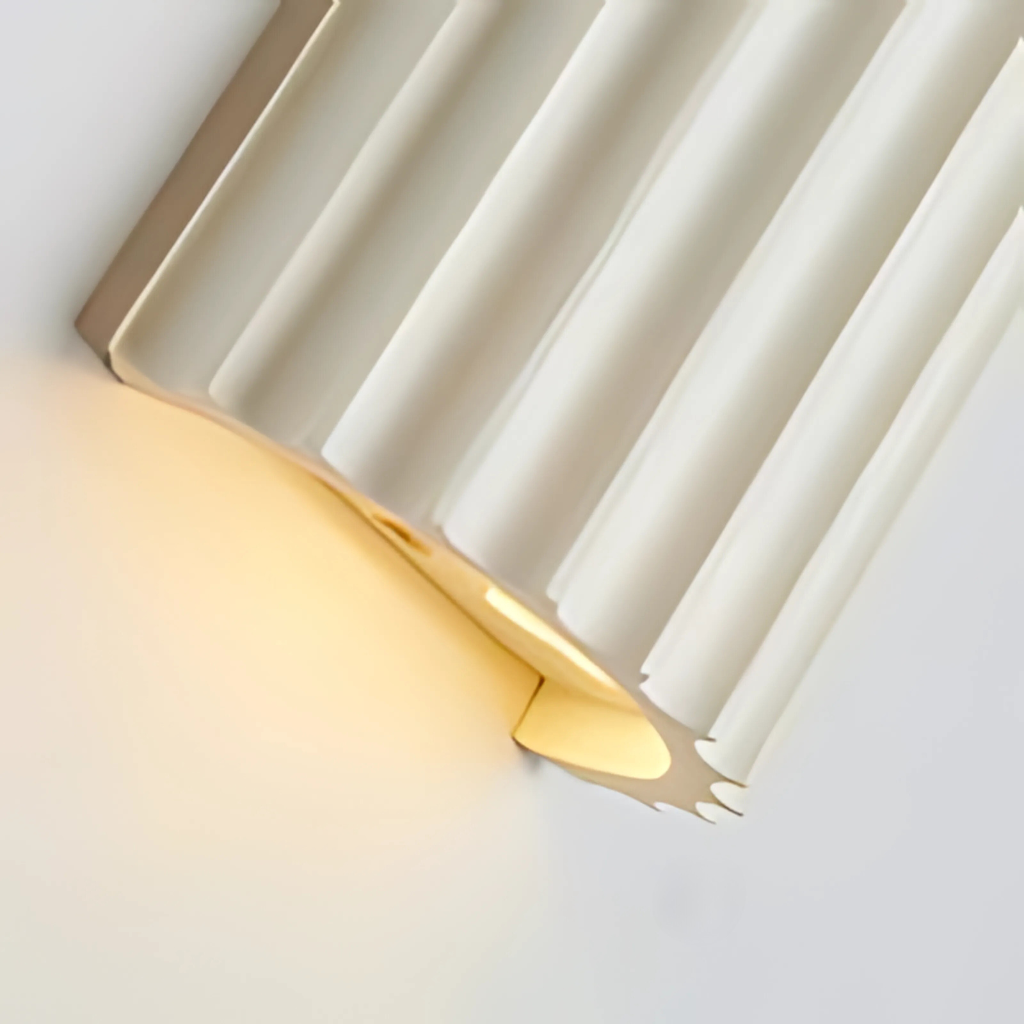 Minimalistische Scandinavisch wandlamp in mat wit met warm licht