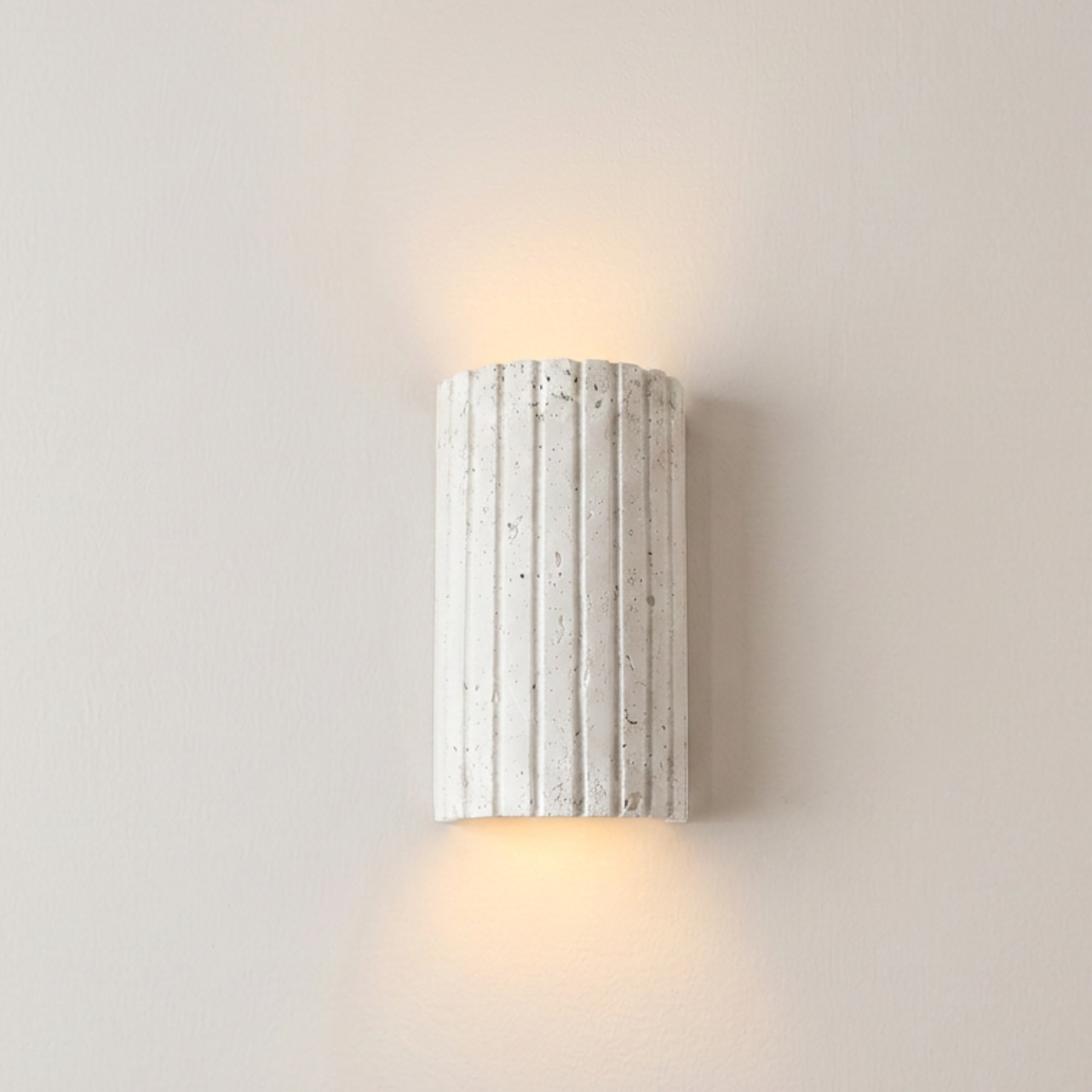 Travertijn wandlamp geribbeld crèmewit van massief natuursteen