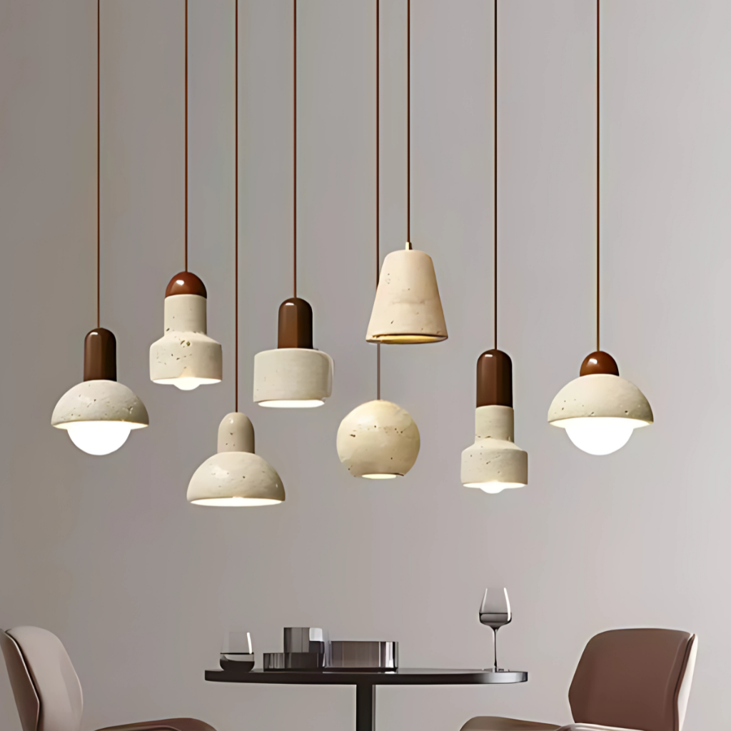 Travertin hanglamp van natuursteen en hout boven eettafel
