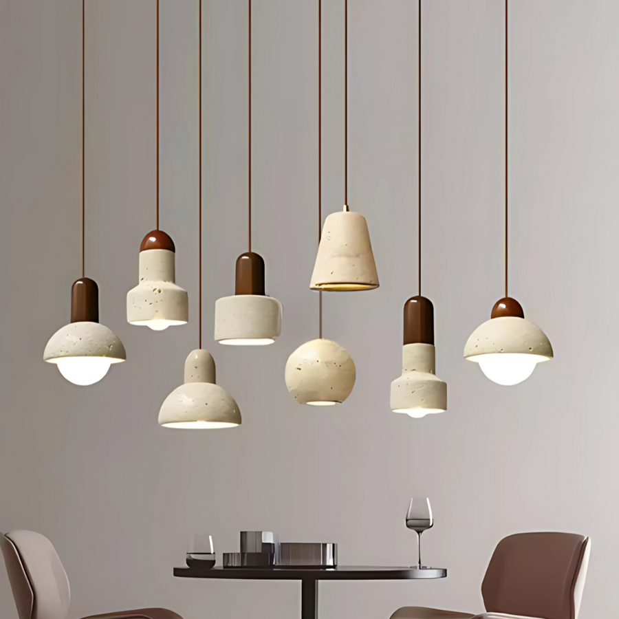 Travertin hanglamp van natuursteen en hout boven eettafel