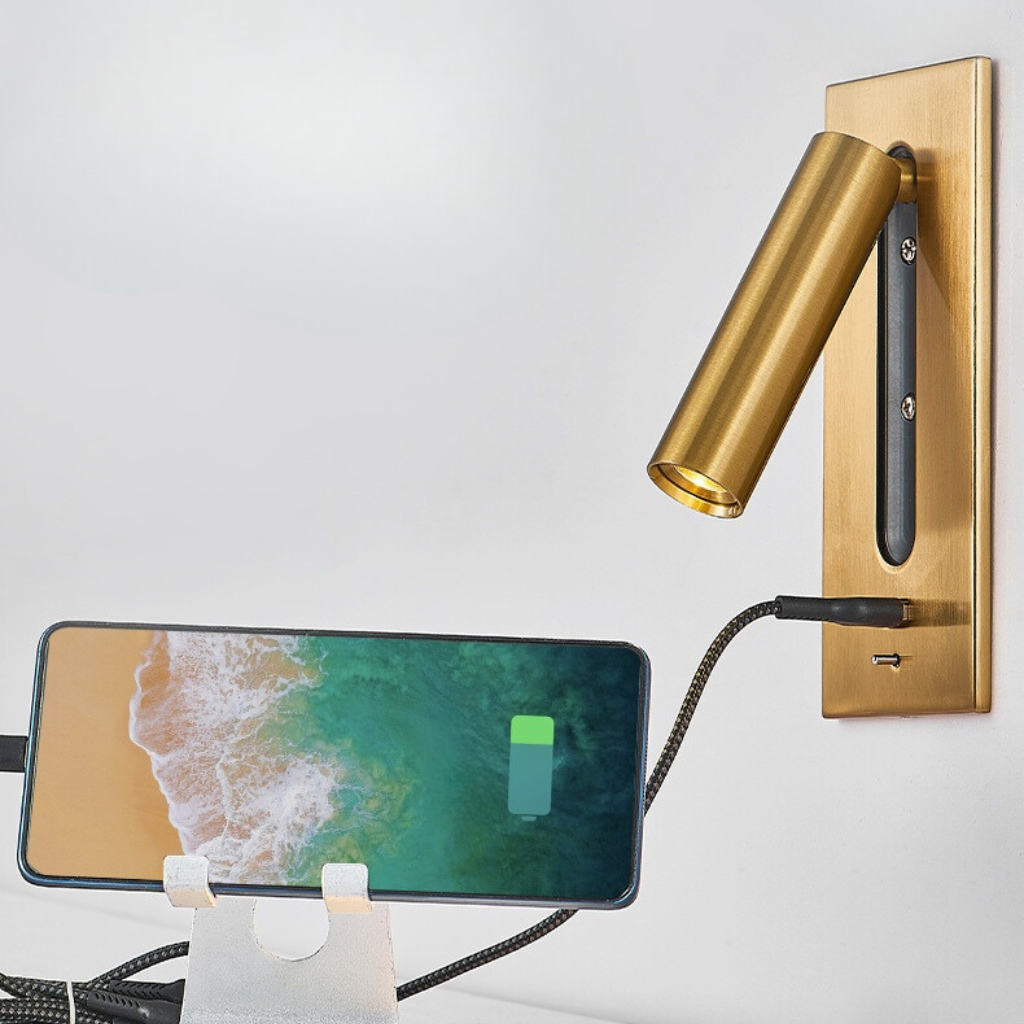 Aluminium wandlamp met geïntegreerde USB-poort in koper goud