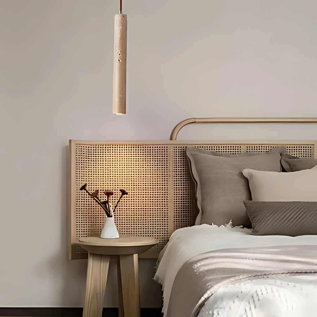 Travertin hanglamp als warme sfeerverlichting boven tafel