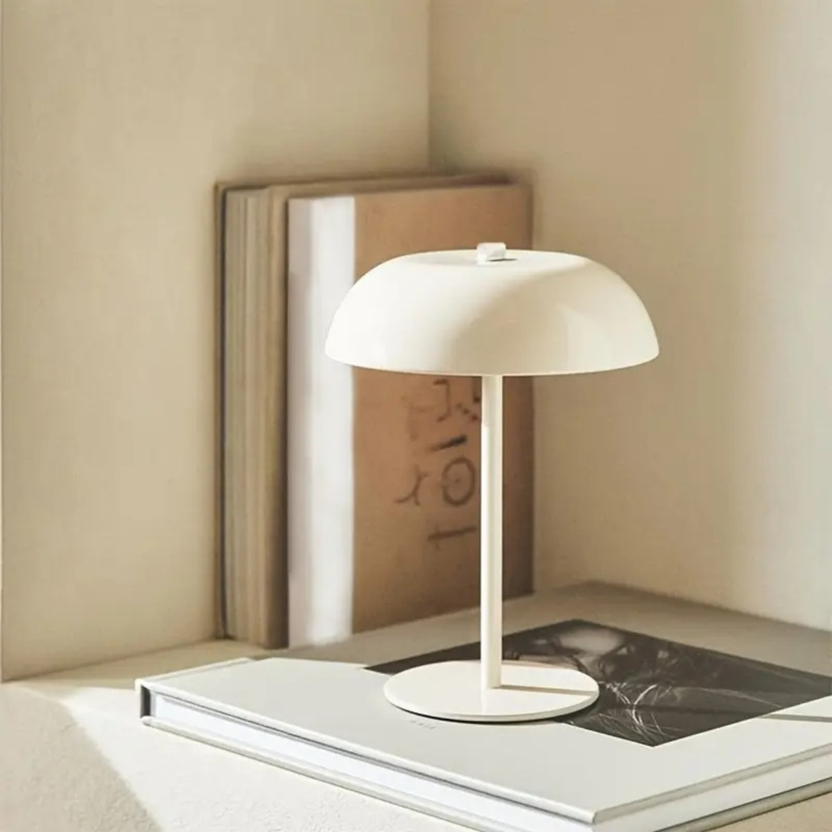 Draadloze paddenstoel LED-lamp op bureau