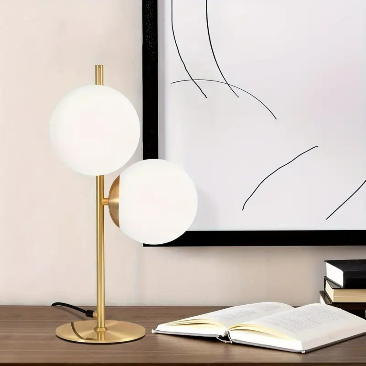 Luxe glazen tafellamp op dressoir in interieur