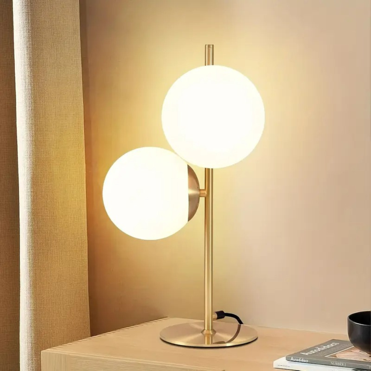 Glazen tafellamp in goud en zwart luxe ontwerp op tafel