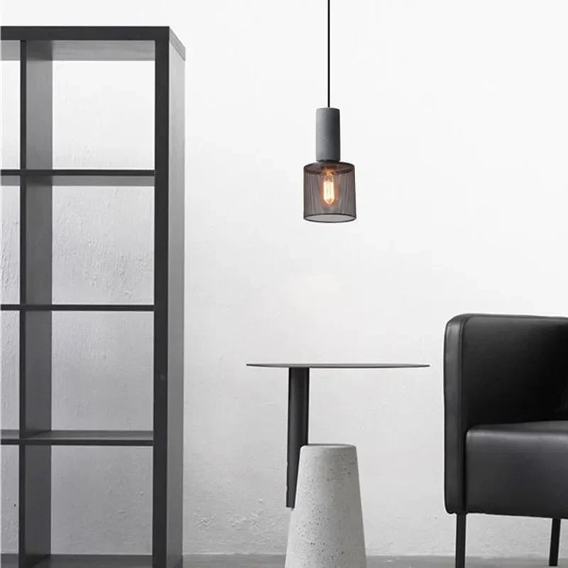 Minimalistische hanglamp met warm licht boven tafel