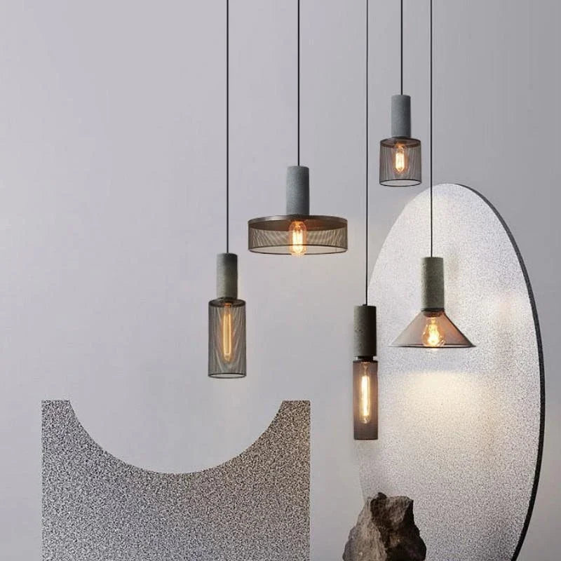 Industriële hanglamp boven eettafel in modern interieur