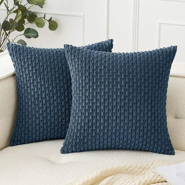 Elegante kussenhoezen in verschillende tinten op sofa