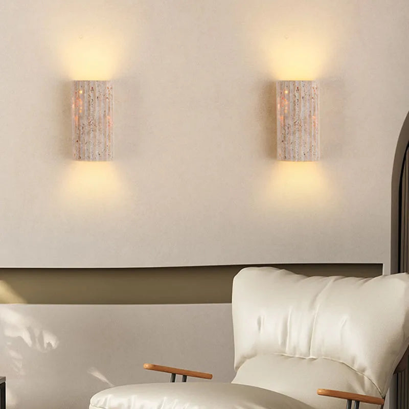 Travertijn Wandlamp — Gevormd Natuursteen met Warme Gloed