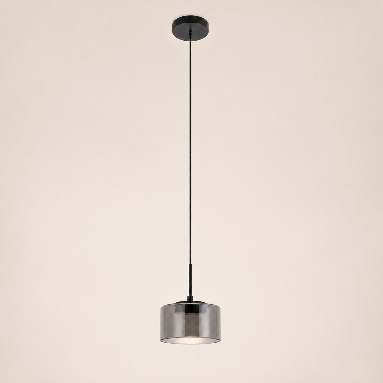 Cholet Rookglazen LED Hanglamp op warm gebroken witte achtergrond
