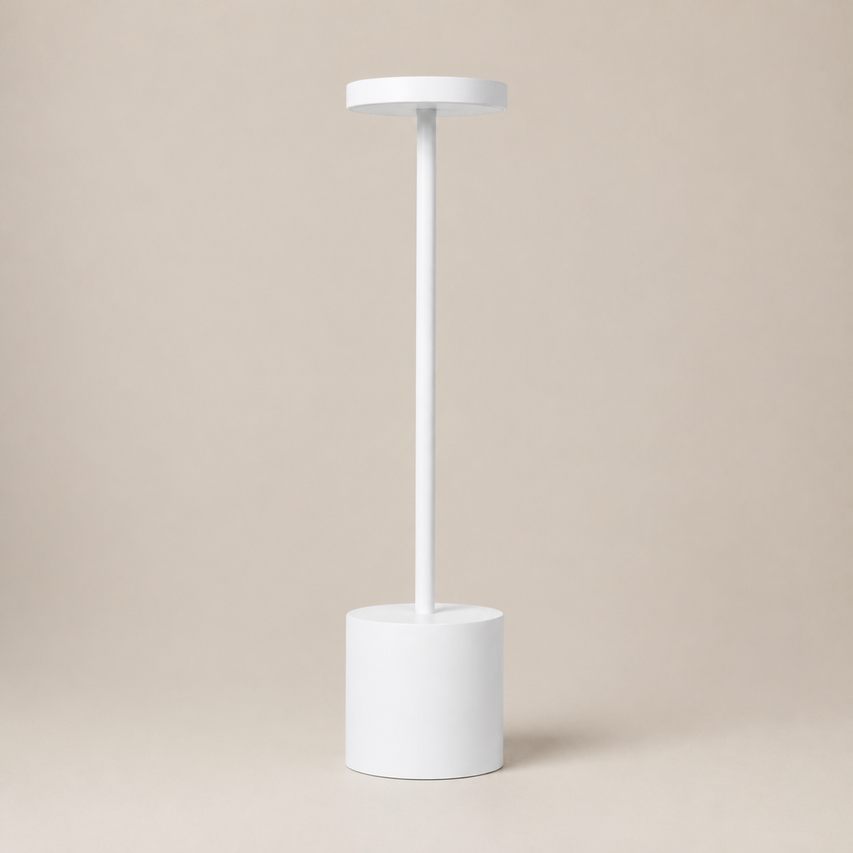 Draadloze LED Tafellamp op warm gebroken witte achtergrond