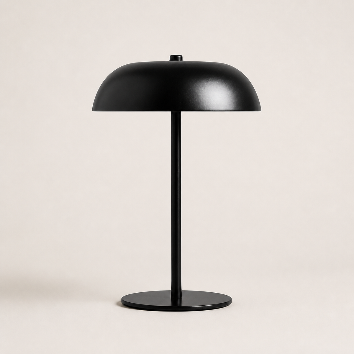 Paddenstoel LED Tafellamp op warm gebroken witte achtergrond