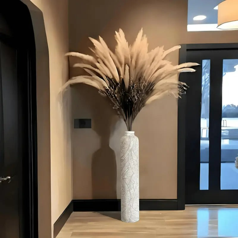 Boheemse cilindervaas met droogbloemen in interieur