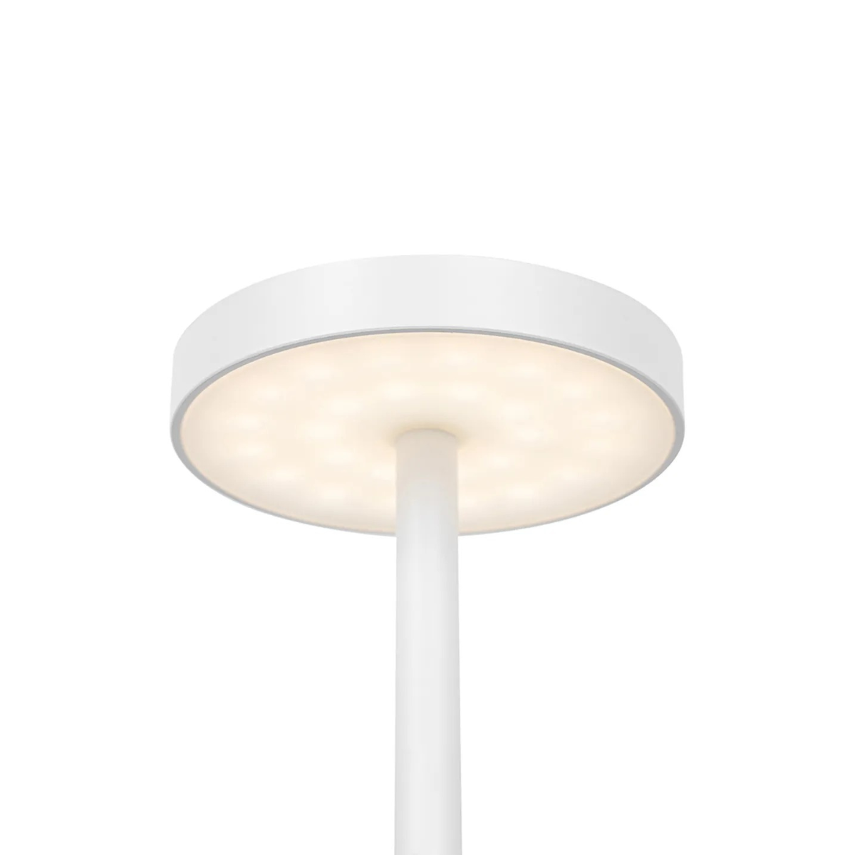 Draadloze LED-tafellamp stijlvol op dressoir