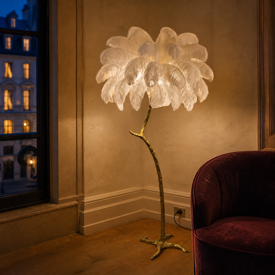 Luxe veren vloerlamp in een warme hotellobby