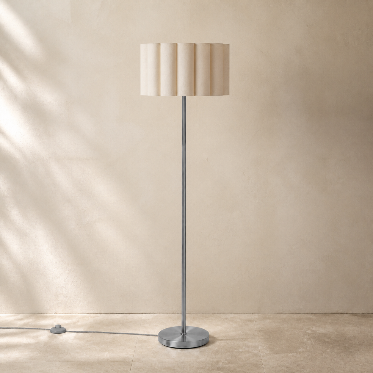 Watton vloerlamp in warme beige studio